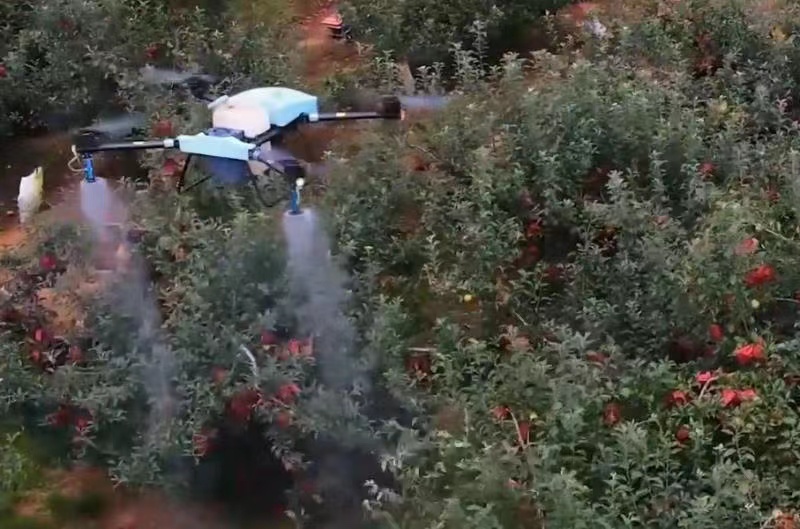 La protection des plantes par drone agricole EAVISION rend la pulvérisation des arbres fruitiers plus efficace
