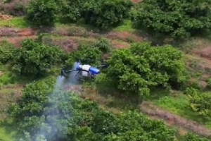 Pulvériser des arbres fruitiers avec des drones, s'agira-t-il d'une nouvelle percée pour les drones agricoles EAVISION ?
