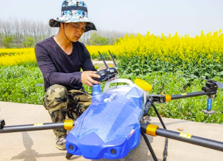 Le Hubei promeut vigoureusement les drones agricoles pour prévenir et contrôler les maladies du colza et les insectes nuisibles en 2023
