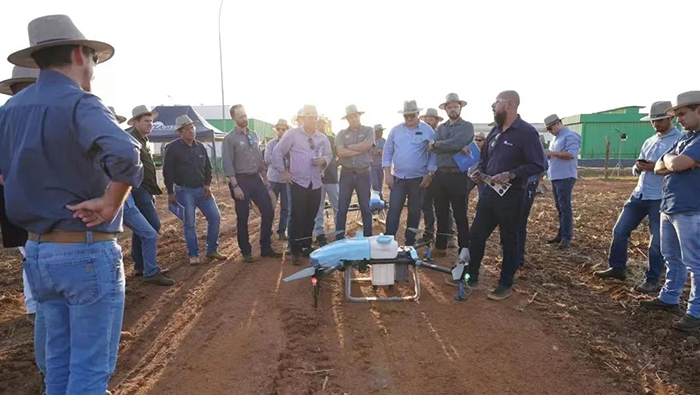 Comment le pulvérisateur de drone EAVISION aide l'agriculture de précision au Brésil